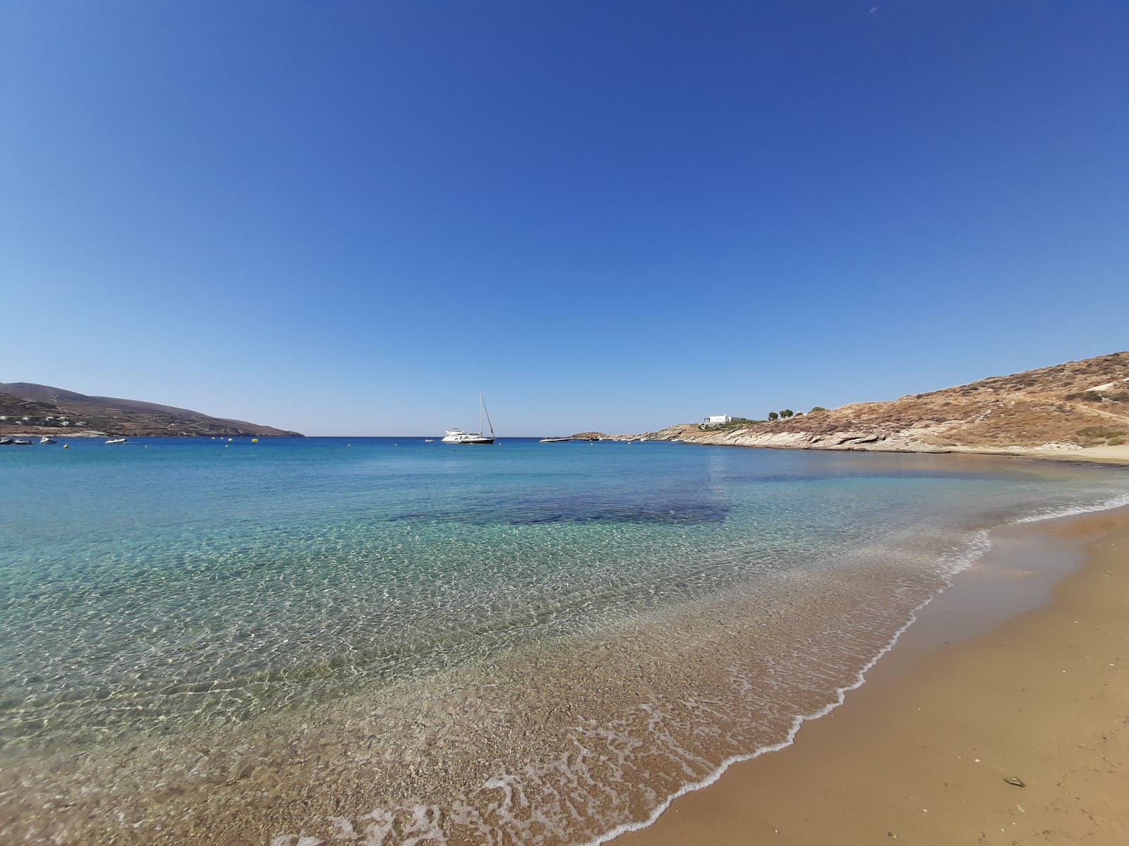 Foto di Koundouros beach con una superficie del acqua cristallina