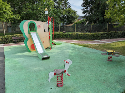 Aire de jeux pour enfants à Moyaux