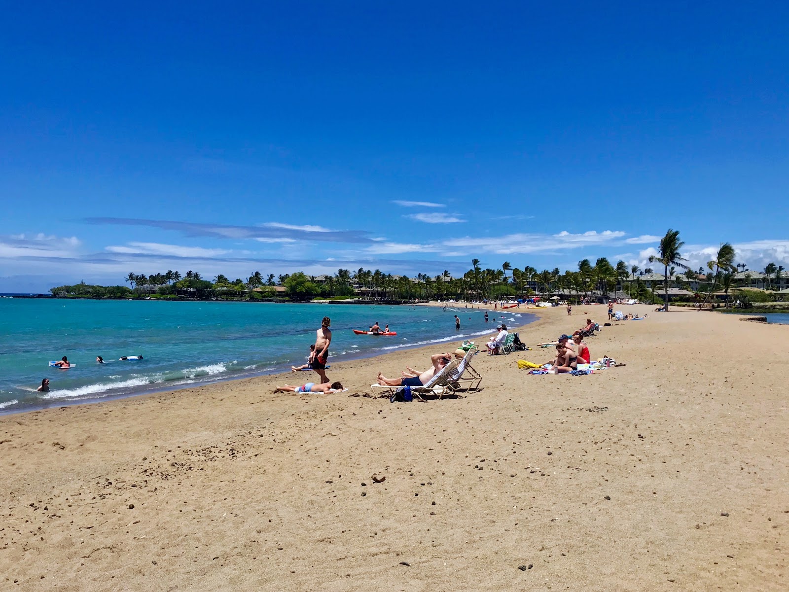Foto van Waikoloa Beach met helder zand oppervlakte