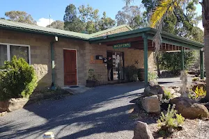 Murray Gardens Cottages & Motel image