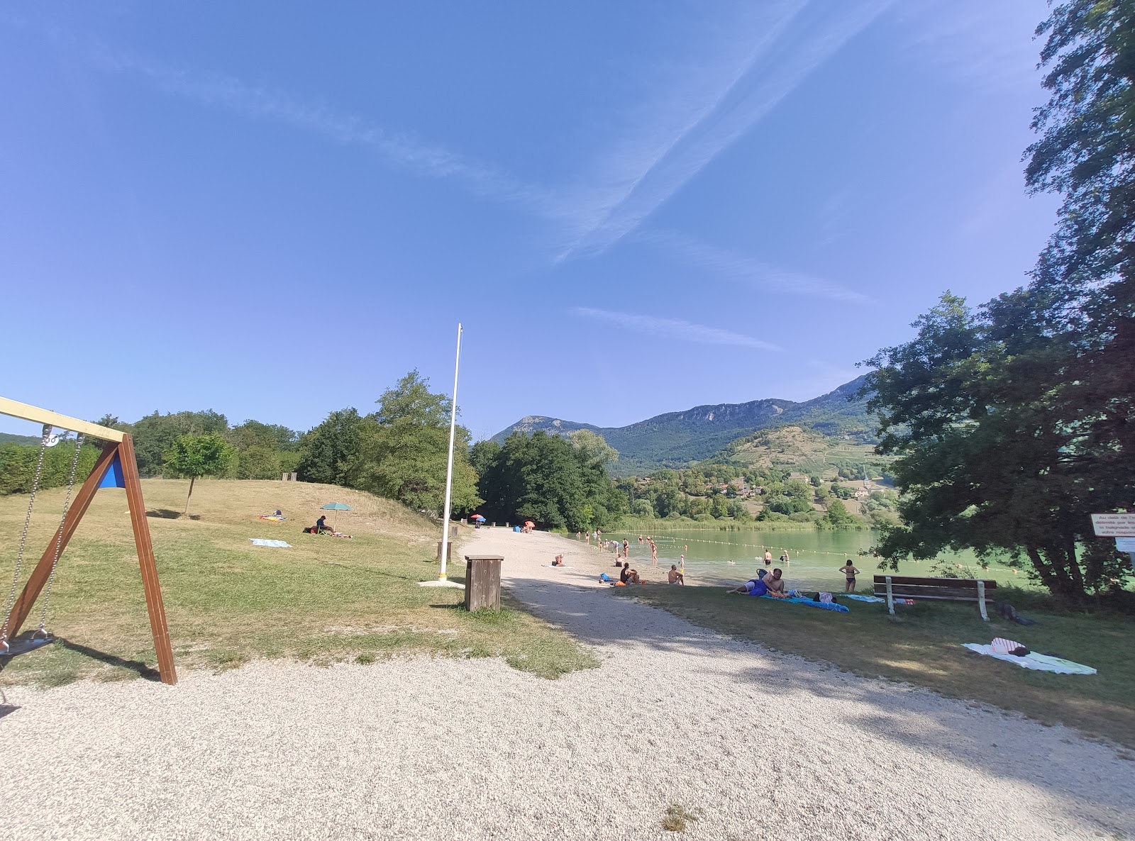 Foto von Plage Du Lac De Saint-Jean-de-Chevelu mit beiger sand Oberfläche