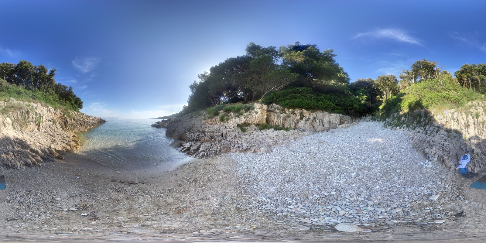 Foto von Pripanje beach II mit beiger kiesel Oberfläche