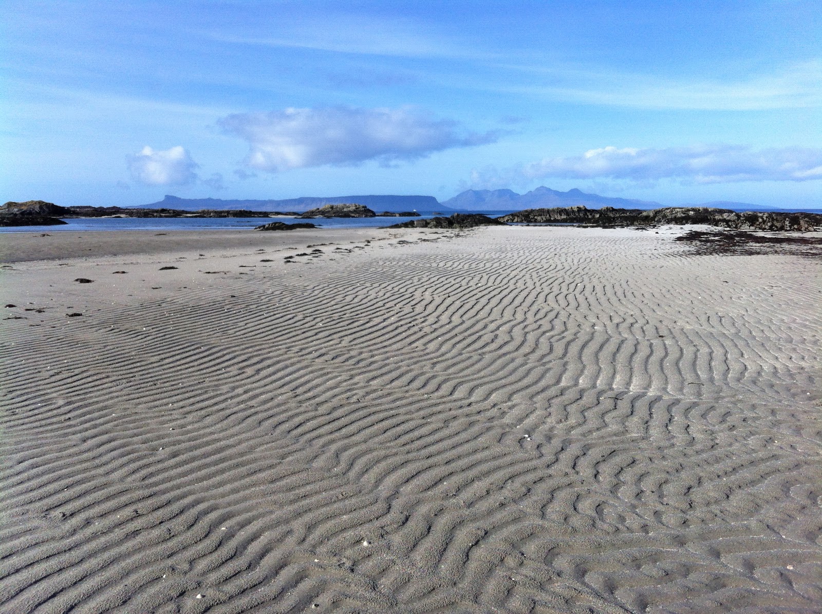 Foto di Bunacaimb Beach con una superficie del acqua cristallina