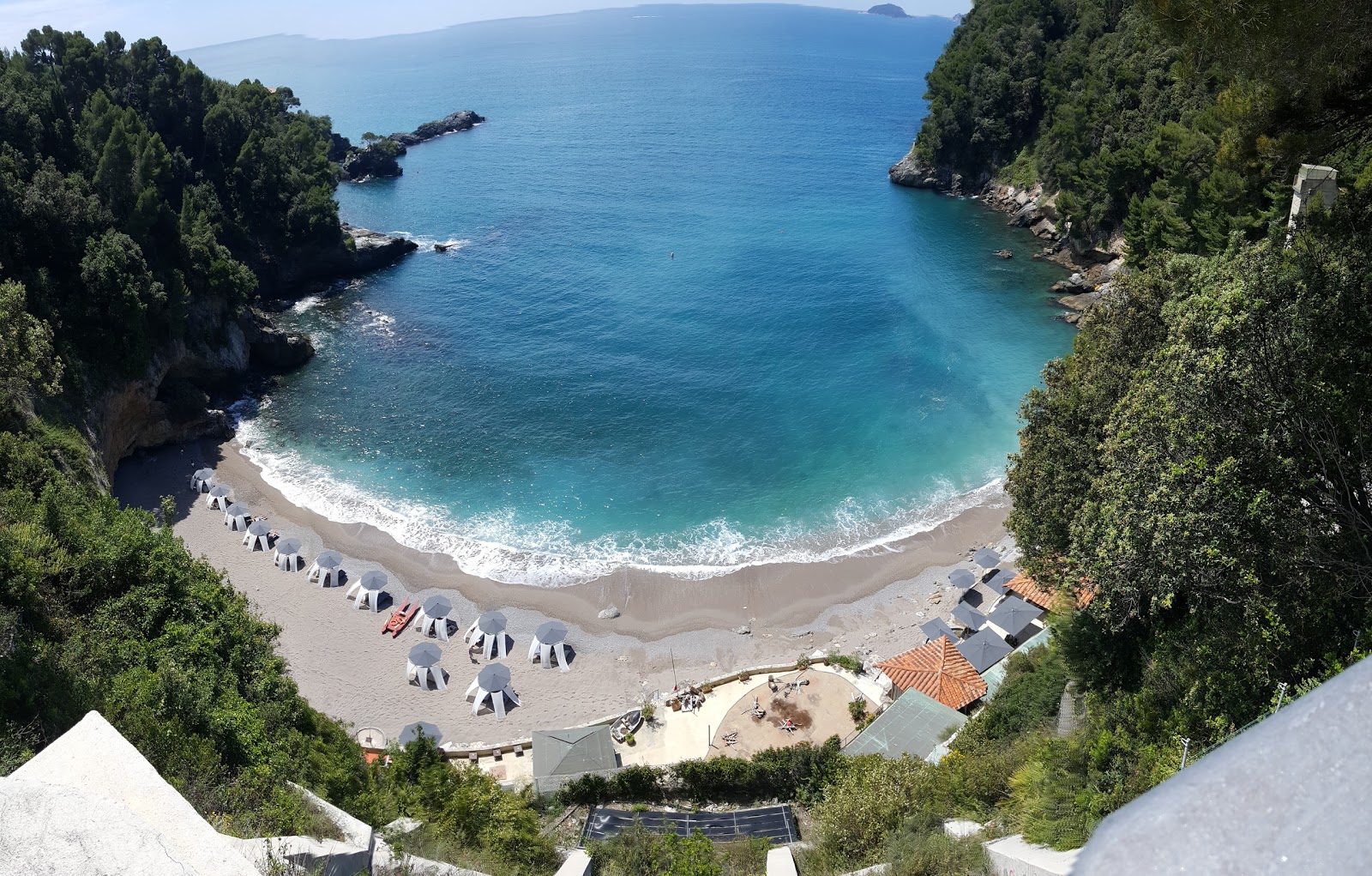 Foto van Spiaggia Eco del Mare ondersteund door kliffen