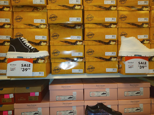 Shoe Store «Shoe Carnival», reviews and photos, 2530 W 94th St, Evergreen Park, IL 60805, USA