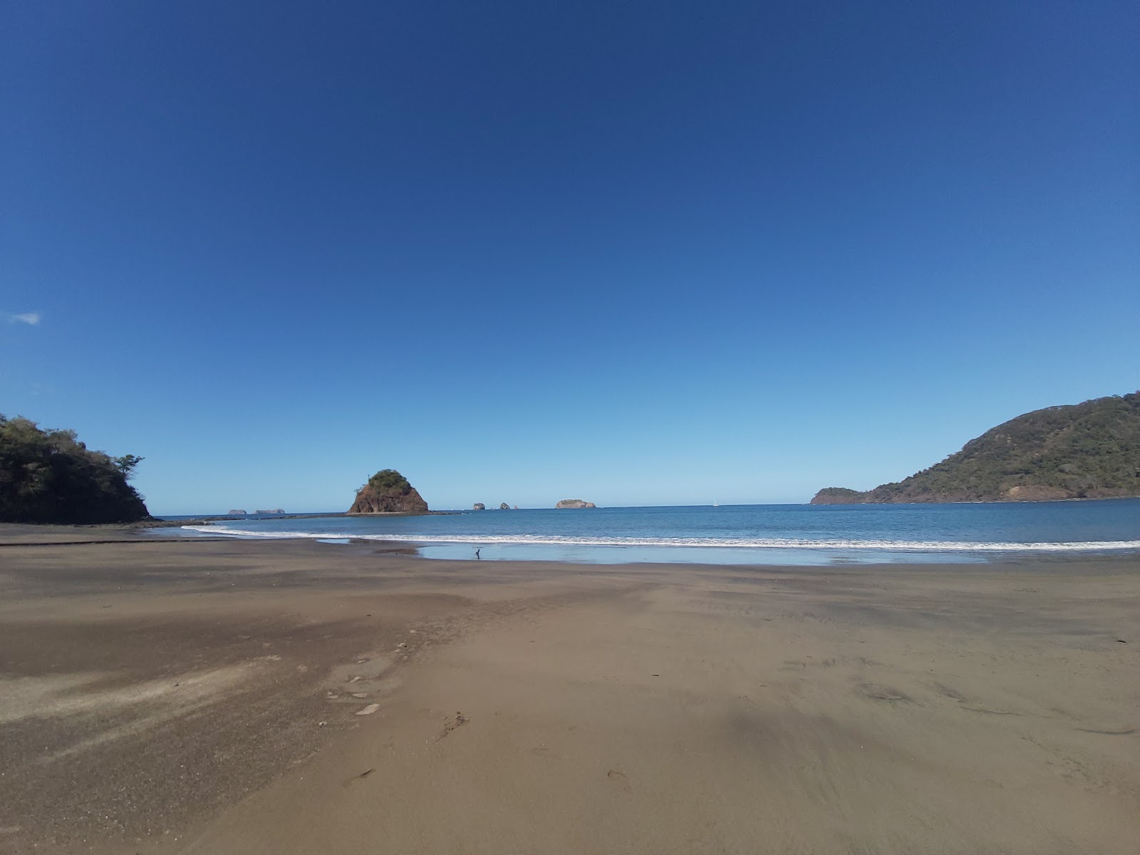 Foto von Playa Grande von Klippen umgeben