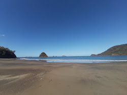 Foto von Playa Grande von Klippen umgeben