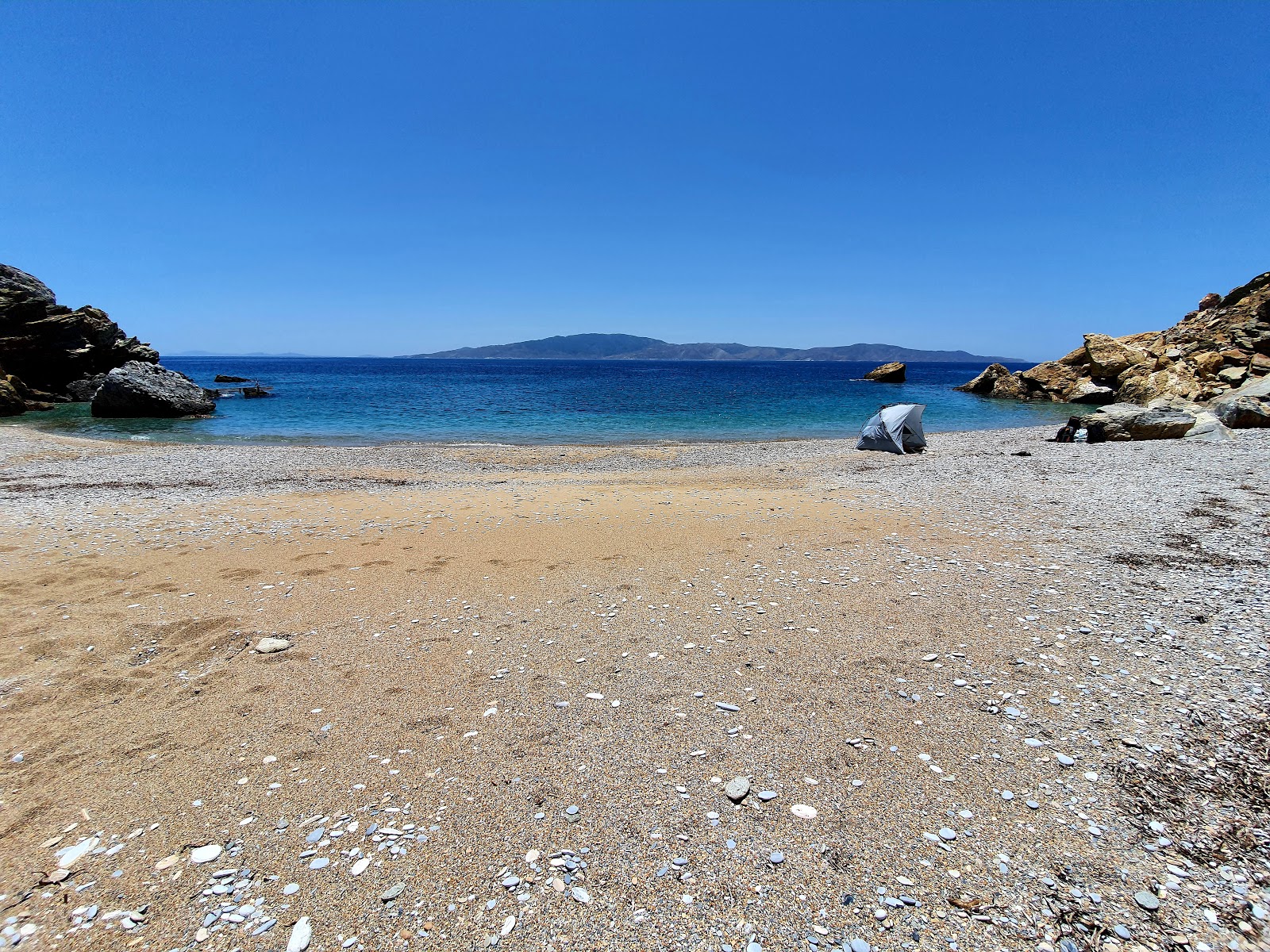 Karbounolakos beach'in fotoğrafı küçük koy ile birlikte