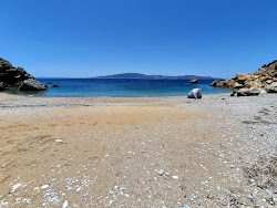 Karbounolakos beach'in fotoğrafı küçük koy ile birlikte