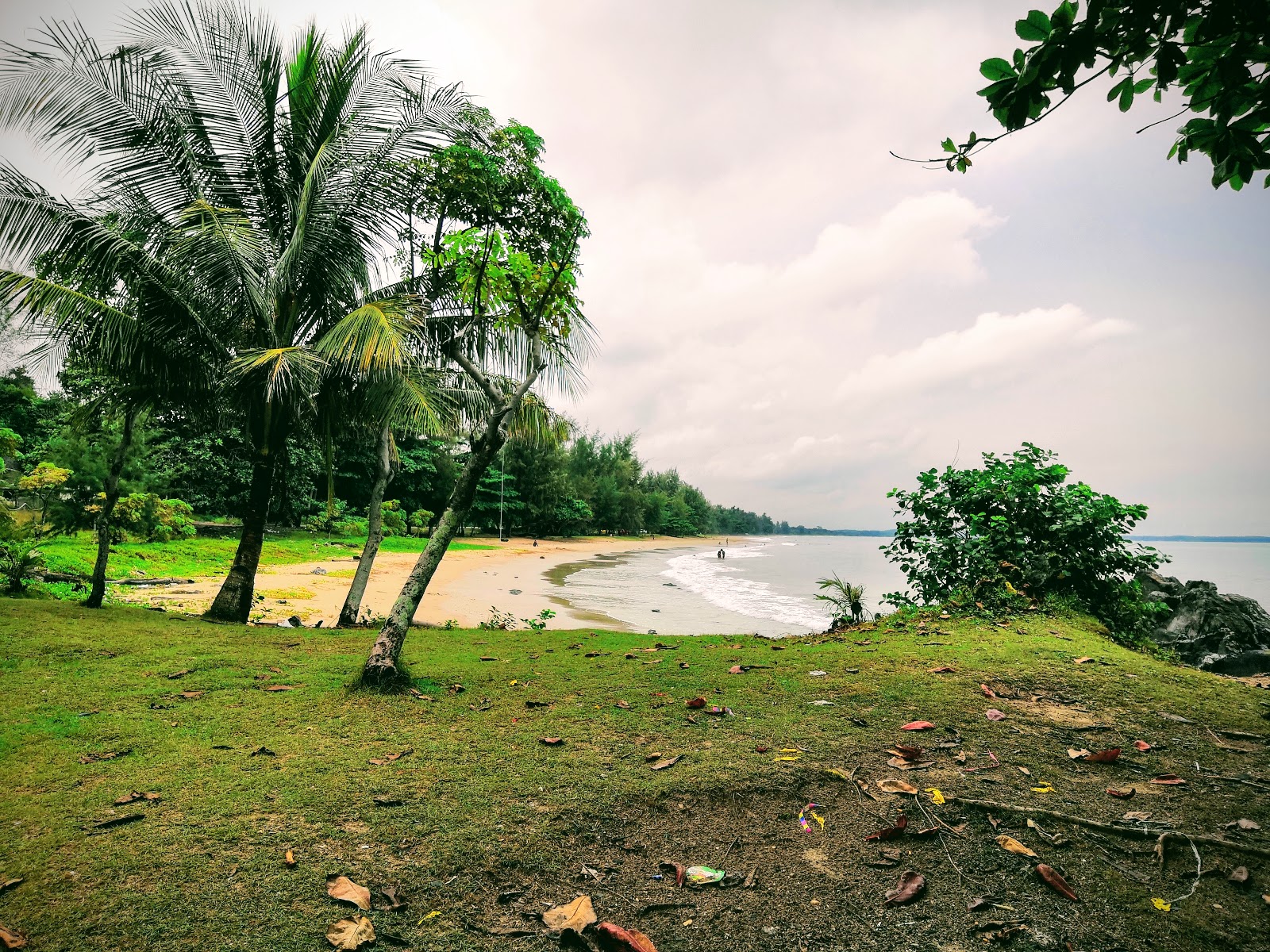 Foto av Batu Layar Beach med turkosa vatten yta