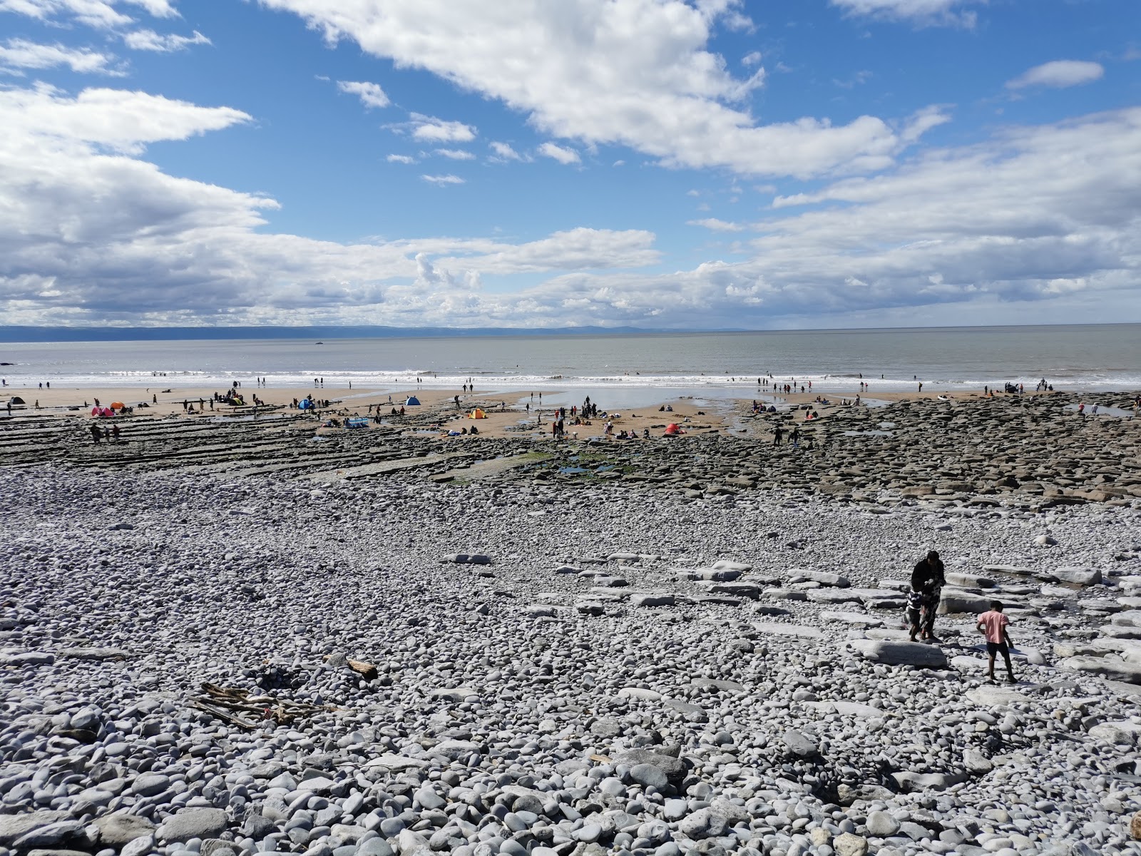 Foto di Southerndown beach con una superficie del sabbia grigia e ciottoli