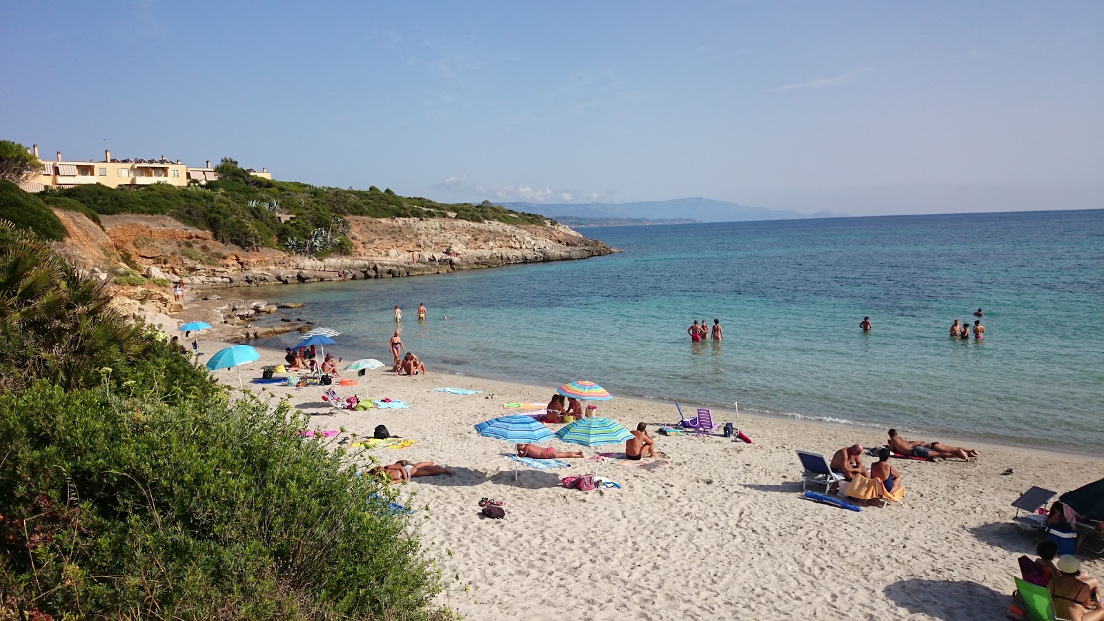 Foto von Punta Negra beach mit türkisfarbenes wasser Oberfläche