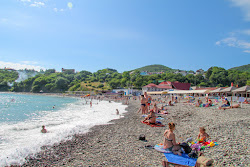 Foto de Betta beach rodeado por montanhas