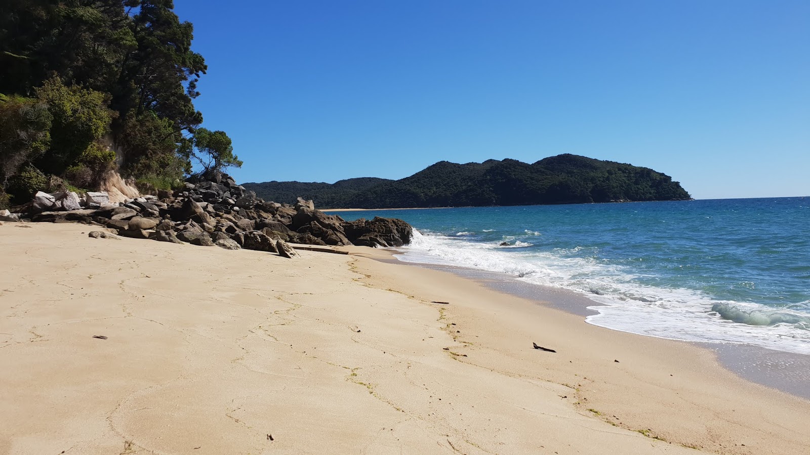 Tonga Quarry Beach的照片 带有碧绿色纯水表面