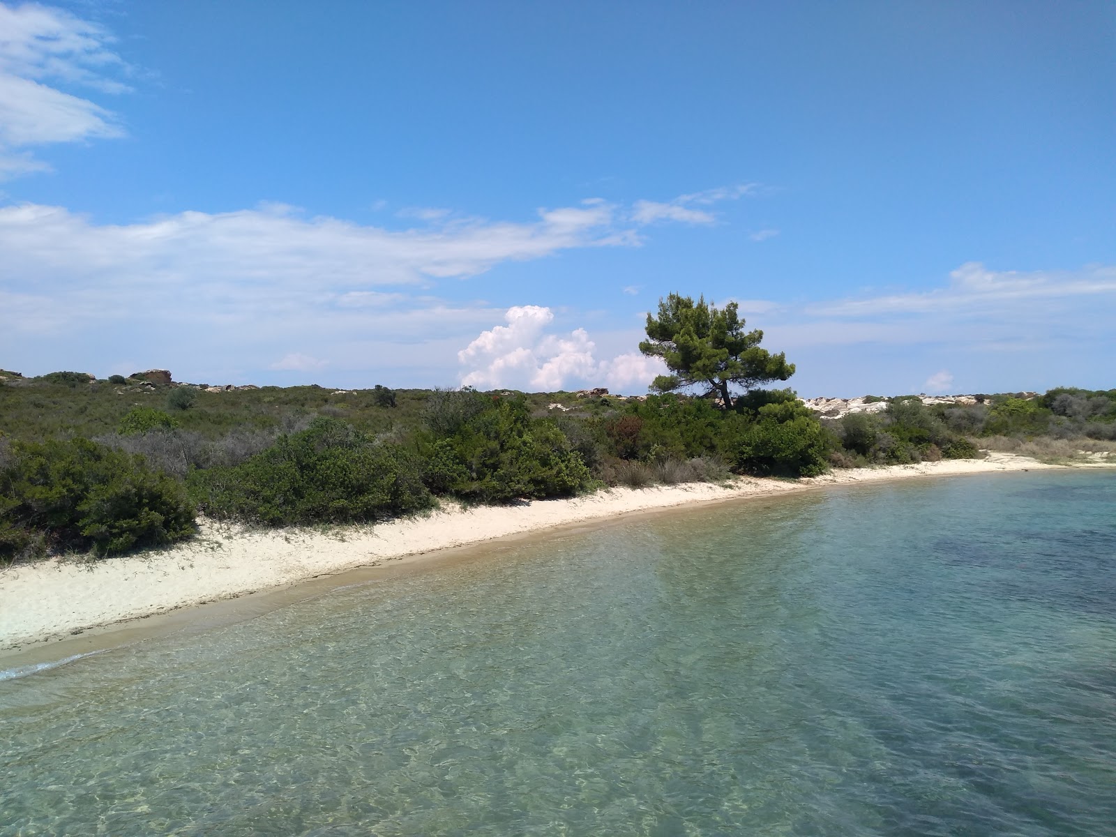 Fotografija Blue Lagoon z svetel fin pesek površino
