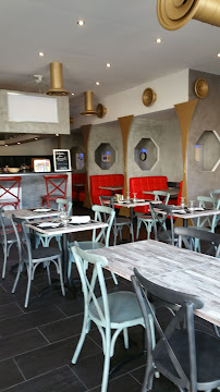 Atmosphère du Restaurant Brasserie Le HK à Saint-Laurent-des-Arbres - n°6