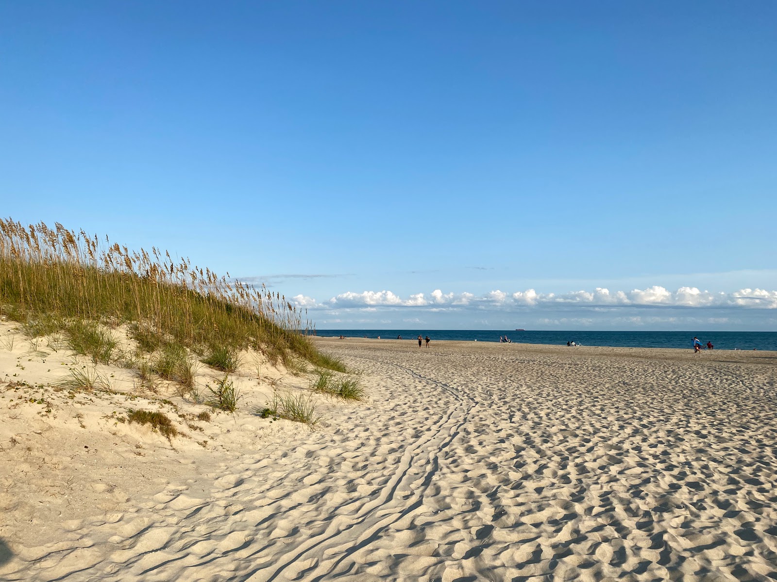 Fotografie cu Atlantic beach cu o suprafață de nisip strălucitor