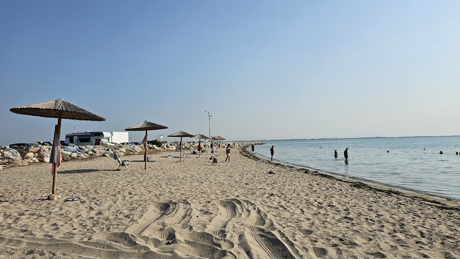 Kavourina Beach'in fotoğrafı çok temiz temizlik seviyesi ile