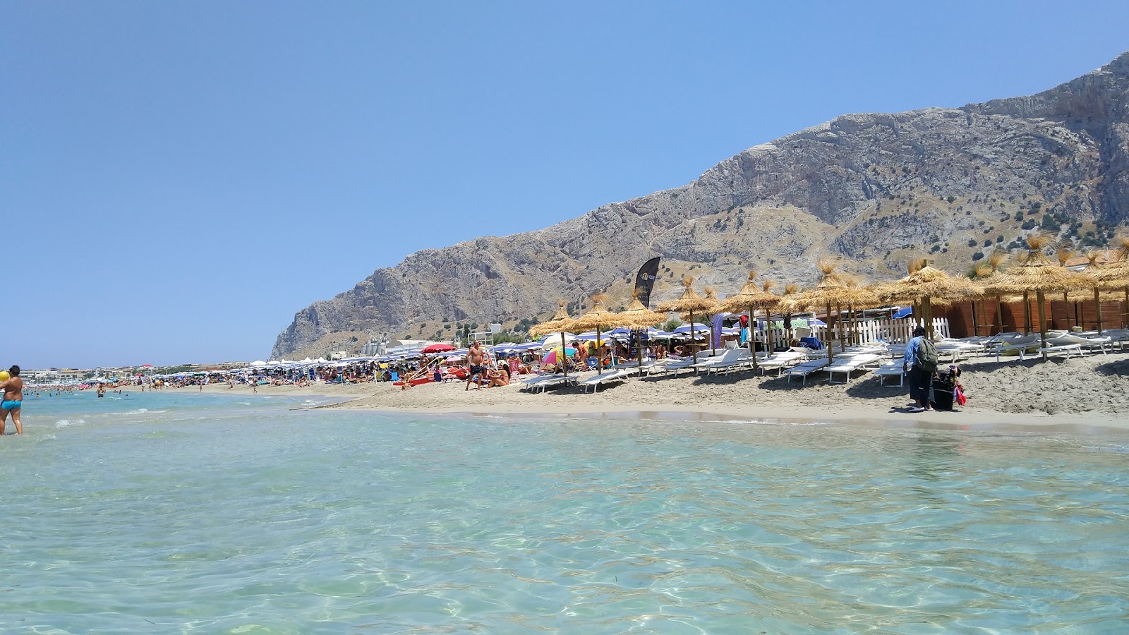 Kiwi beach II'in fotoğrafı turkuaz saf su yüzey ile