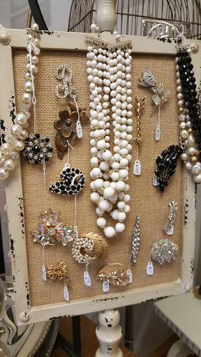 Furniture Store «3 Vintage Chicks», reviews and photos, 13012 N Cave Creek Rd, Phoenix, AZ 85022, USA