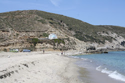 Amitis beach'in fotoğrafı uçurumlarla desteklenmiş