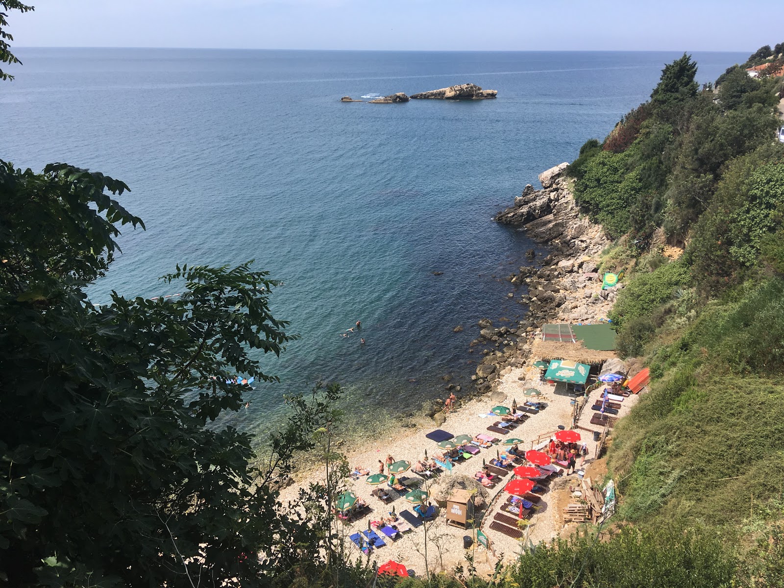 Φωτογραφία του Liman beach με μπεζ βότσαλα επιφάνεια