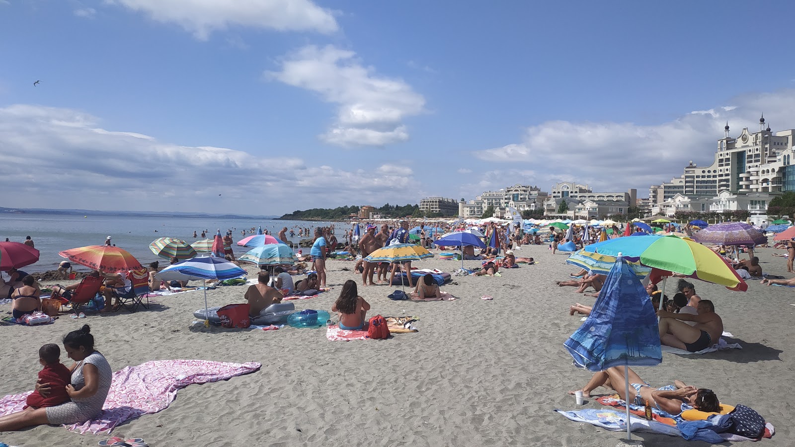 Foto de Pomorie beach South com enseadas médias