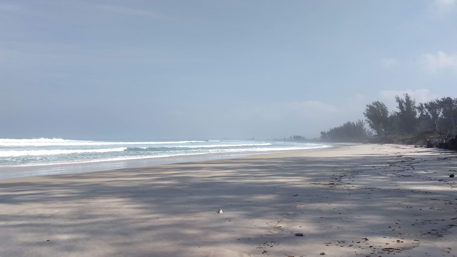 Foto de Praia da Marambaia com água turquesa superfície