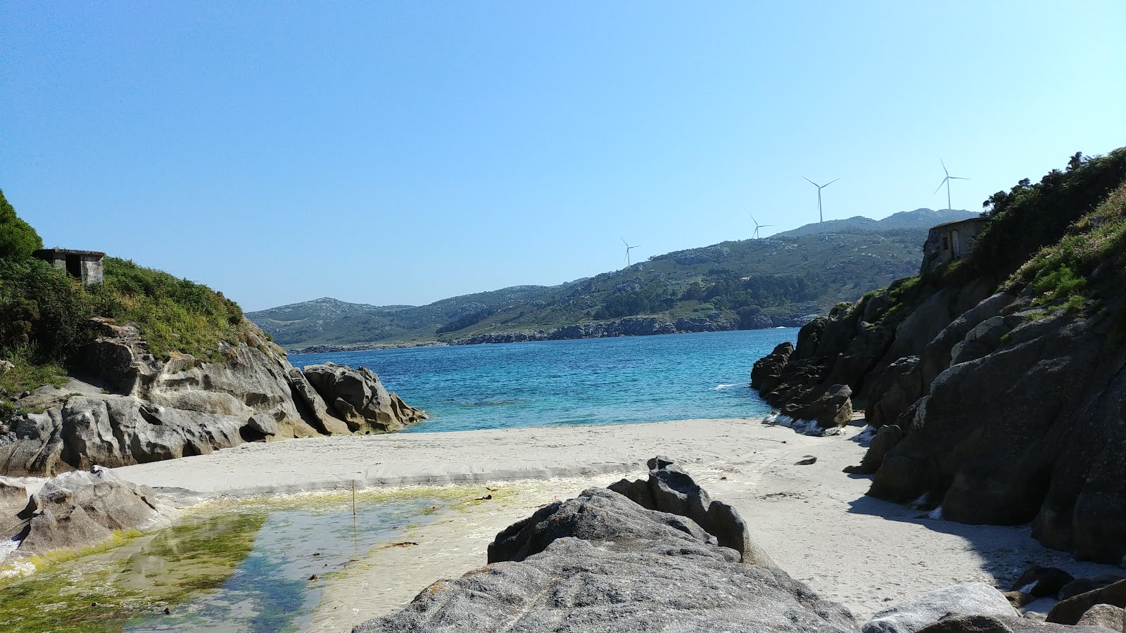 Fotografie cu Praia de Santamarina cu o suprafață de apă pură albastră