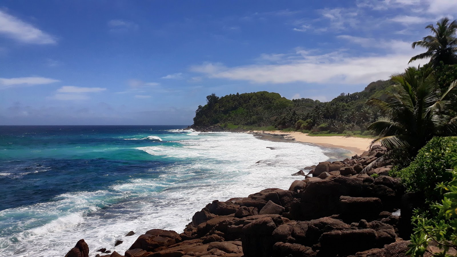 Photo de Petite Police Beach protégé par des falaises