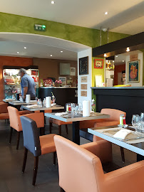 Atmosphère du Restaurant français Hotel Restaurant Salle de réunion Logis le Paris Nice à Joigny - n°4