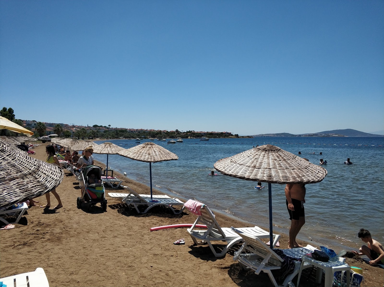 Ayvalik beach II的照片 带有碧绿色纯水表面