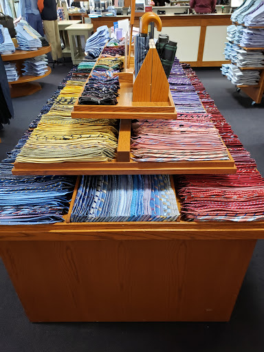 Brooks Brothers Factory Outlet, 21 Essex Way, Essex Junction, VT 05452, USA, 