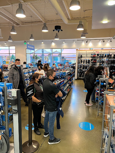 Sportswear Store «Columbia Sportswear Outlet Store», reviews and photos, 100 Citadel Dr #636, Commerce, CA 90040, USA