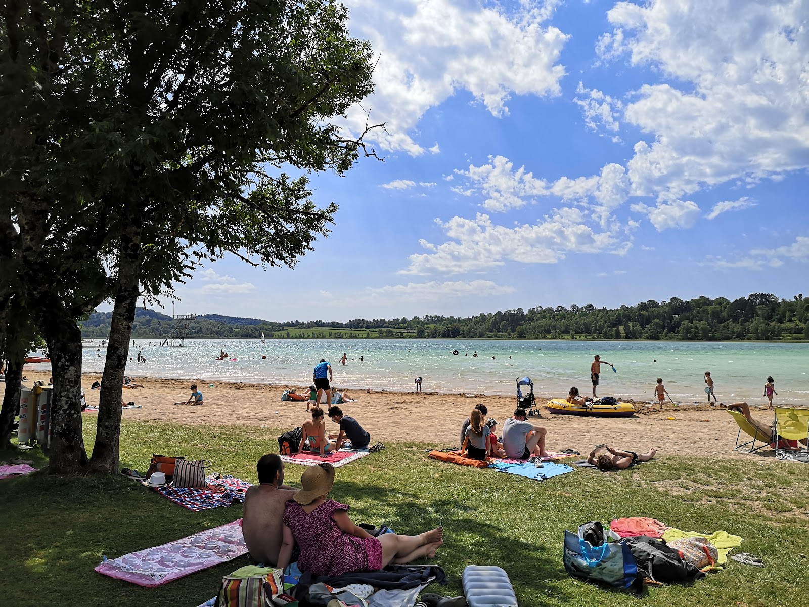 Plage Clairvaux les Lacs'in fotoğrafı - rahatlamayı sevenler arasında popüler bir yer