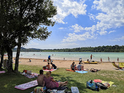 Plage Clairvaux les Lacs'in fotoğrafı - rahatlamayı sevenler arasında popüler bir yer