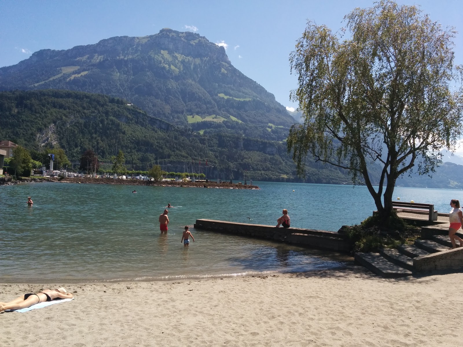 Foto di Hallenbad Lido con una superficie del sabbia beige