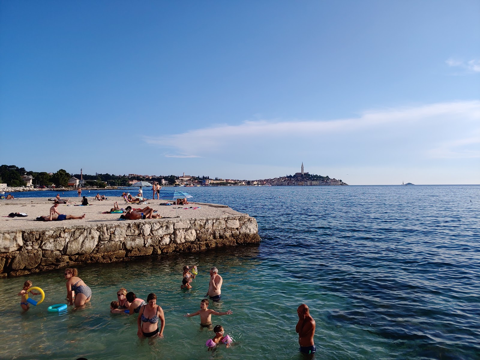 Photo de Porton Biondi beach avec plusieurs baies spacieuses