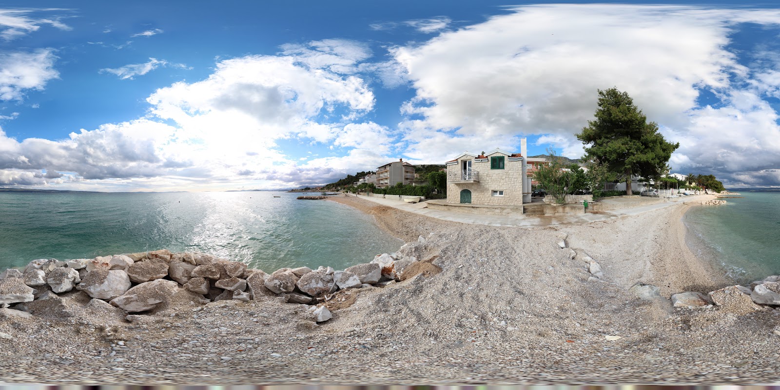 Pebble beach'in fotoğrafı - tatil için iyi evcil hayvan dostu nokta