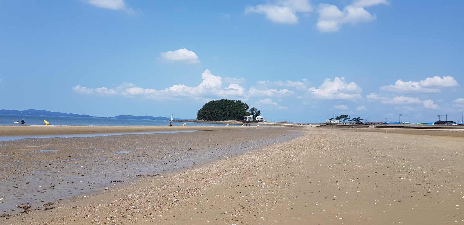 Foto de Magompo Beach con arena beige superficie