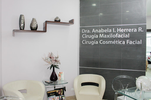 Dra. Anabela Herrera - Cirujano Maxilofacial Panama - Implantes Dentales