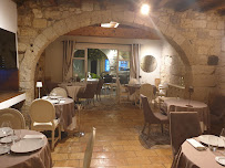 Atmosphère du Restaurant Les Arches à Aigues-Mortes - n°13
