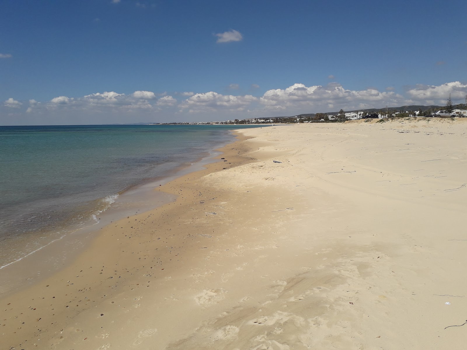 Plage Sidi Mahrsi的照片 带有碧绿色纯水表面