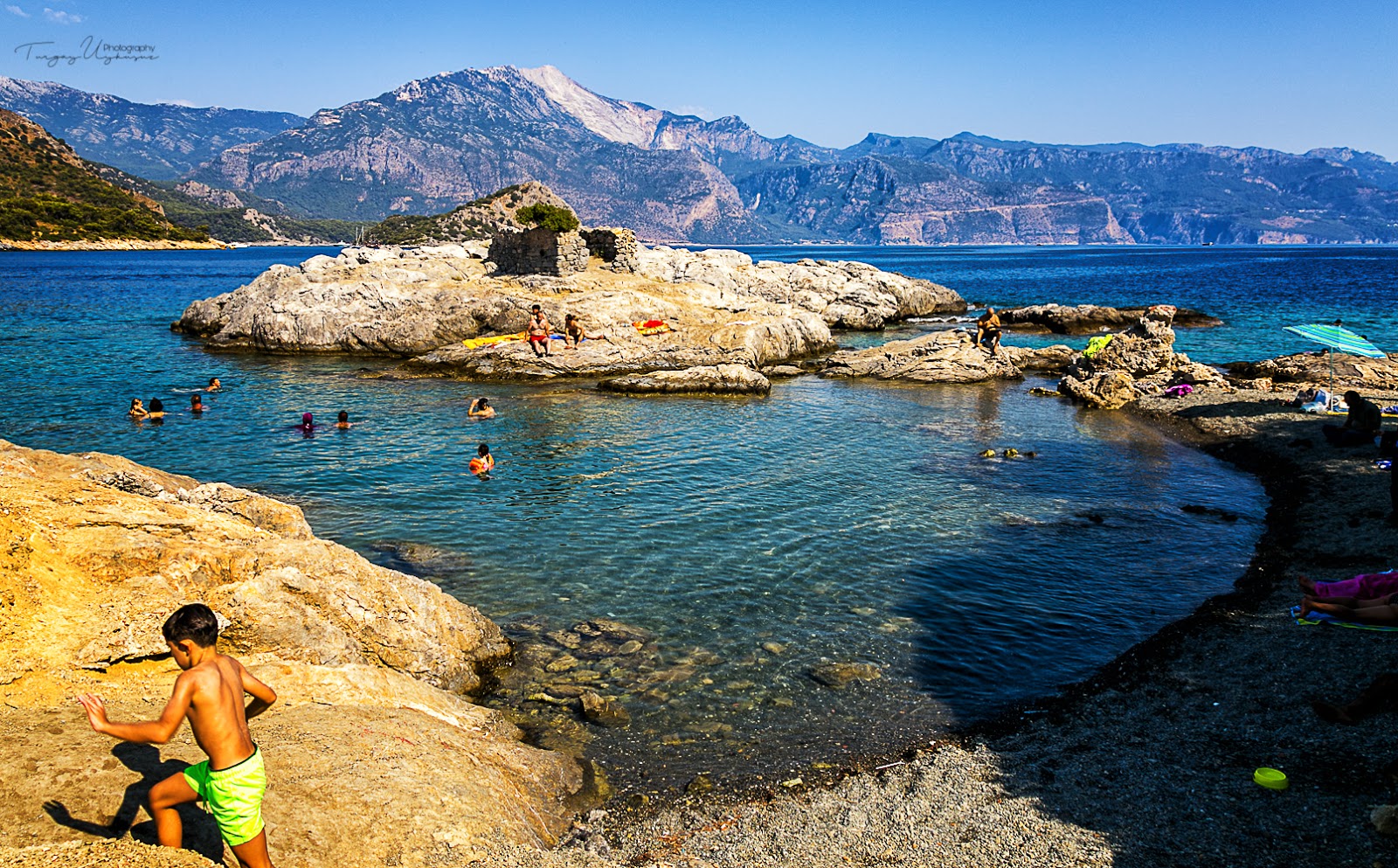 Photo de Darbogaz Fethiye Beach protégé par des falaises
