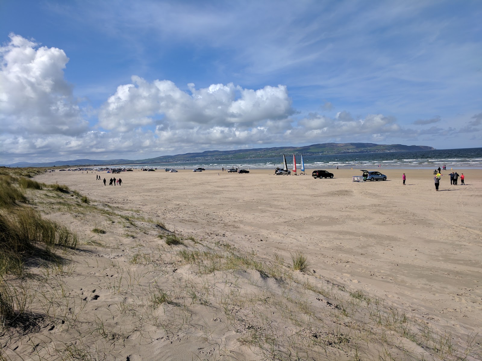 Foto de Benone Beach apoiado por penhascos