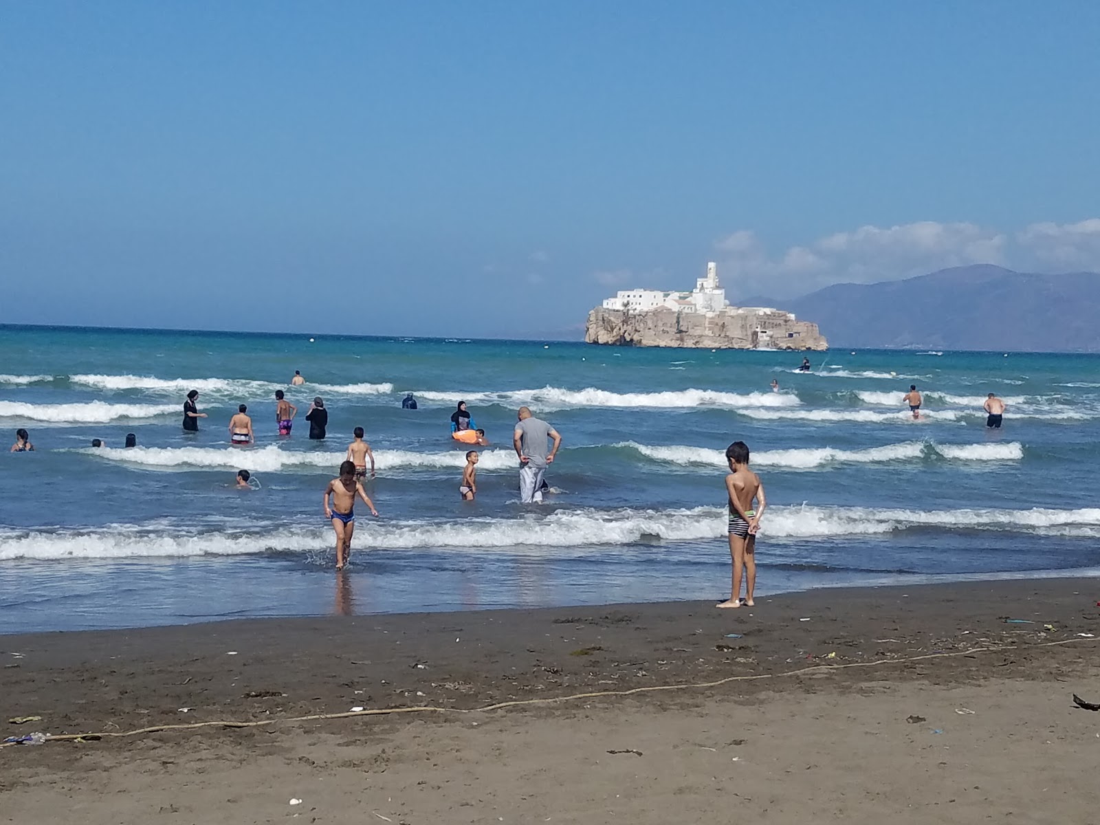 Foto di Plage Sfiha con una superficie del sabbia scura