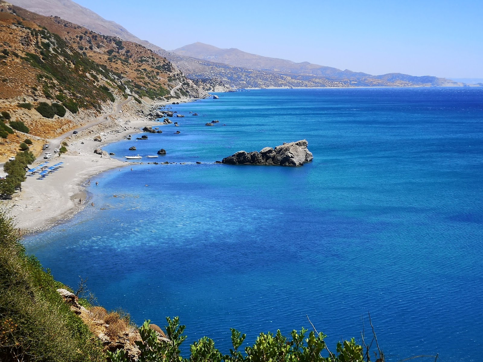 Dionyssos beach的照片 带有碧绿色纯水表面