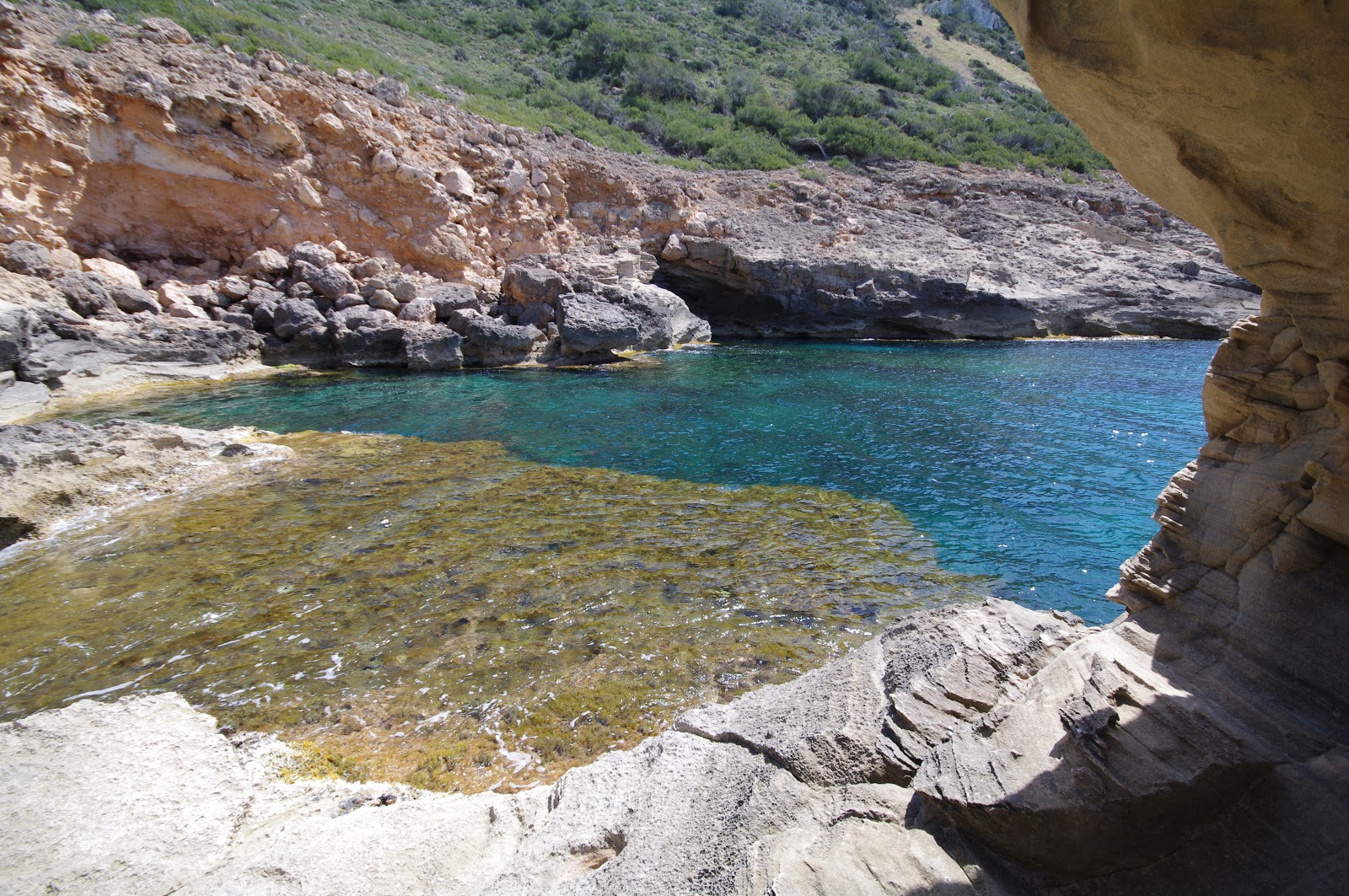 Foto av Cala del Toro omgiven av klippor
