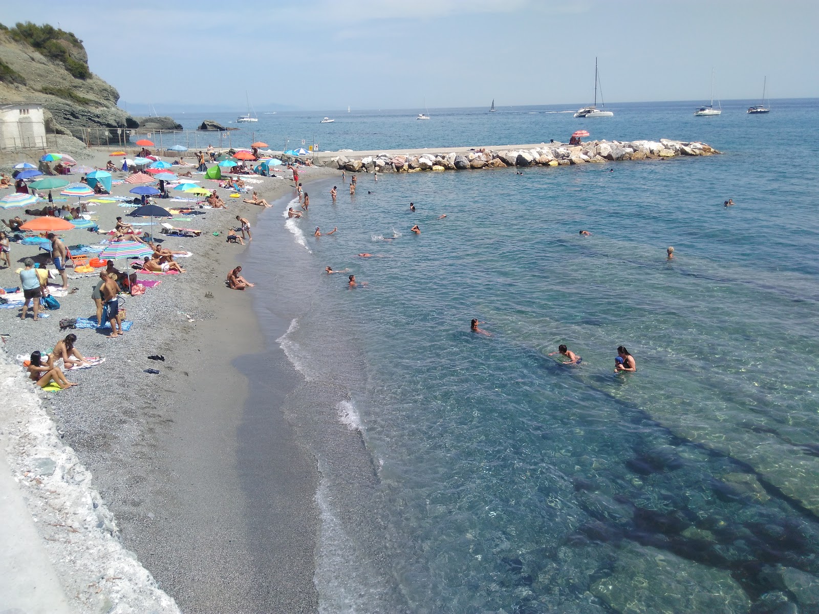 Valokuva Spiaggia della Madonnettaista. pinnalla harmaa hiekka ja kivi:n kanssa