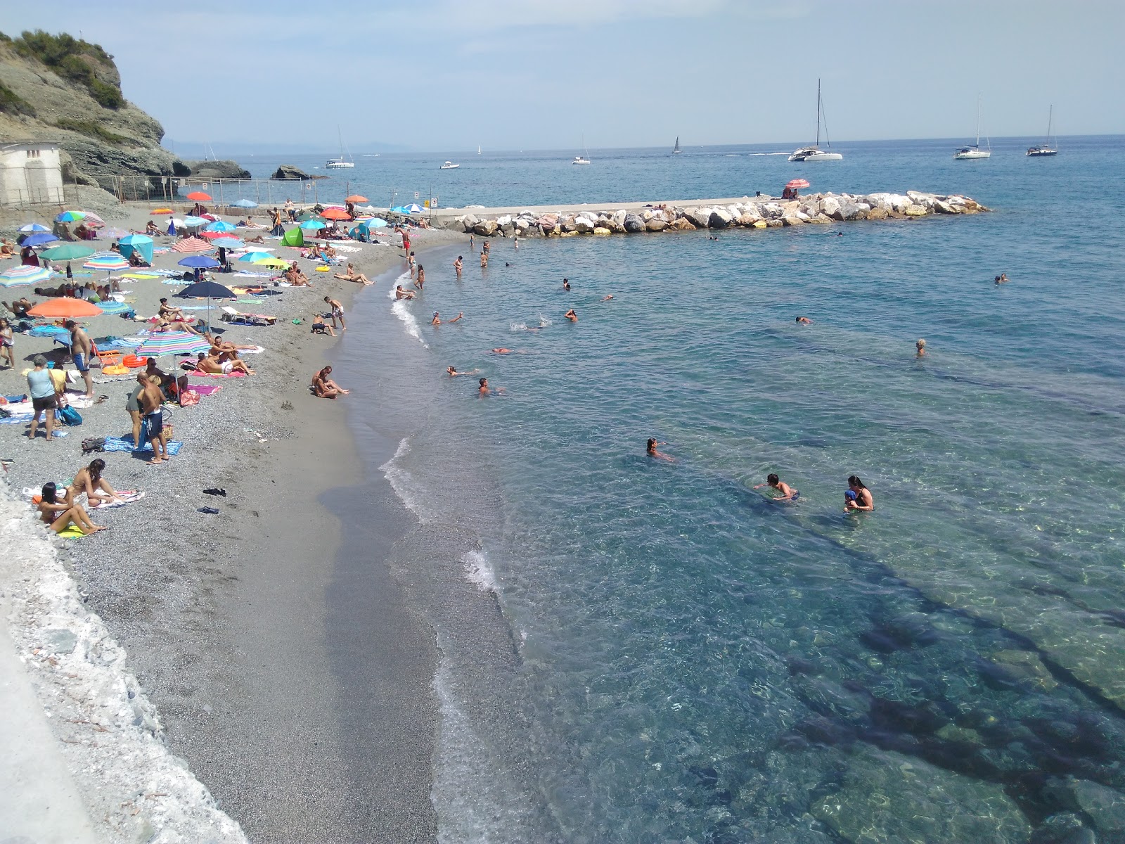 Foto von Spiaggia della Madonnetta mit grauer sand & kiesel Oberfläche